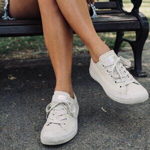 Converse Off White Leather Chuck Taylor Low Tops Iridescent Pearlized Trim Sz 9